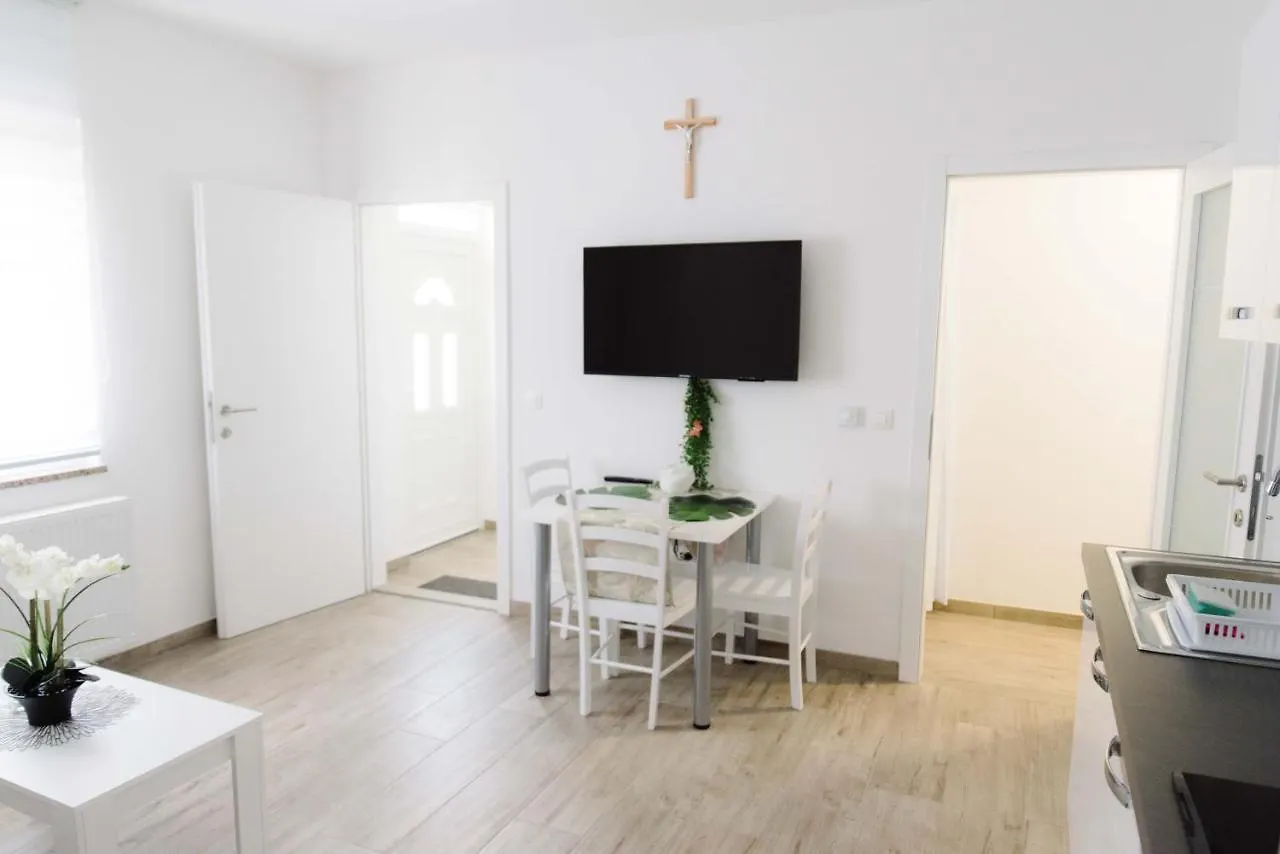 Ruza Apartmani Zadar 0*,